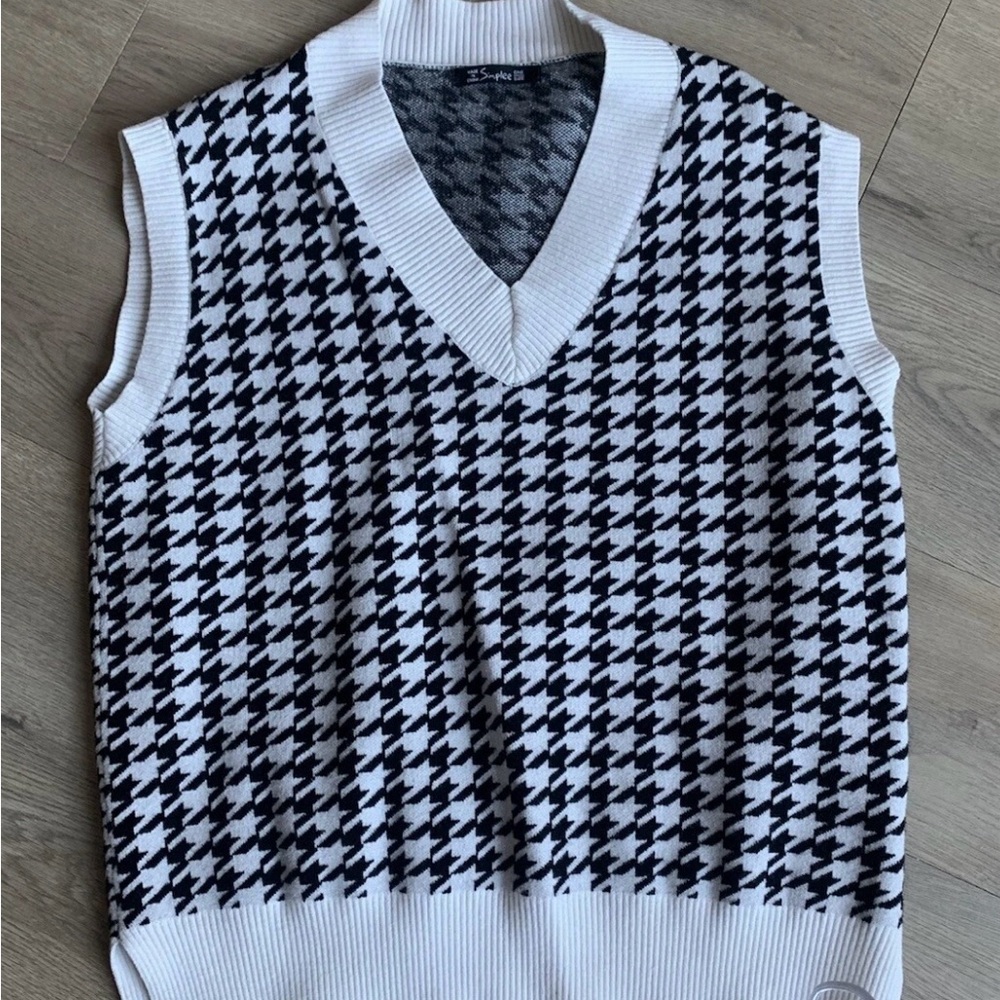 Simple Women’s V-Neck Houndstooth Sweater Vest - Black and White
